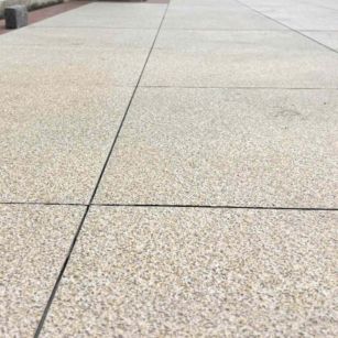 张家界 黄金麻花岗岩石板材荔枝面地面铺装效果