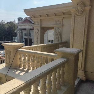 张家界 黄金麻别墅外墙干挂雕花配合阳台栏杆花瓶柱