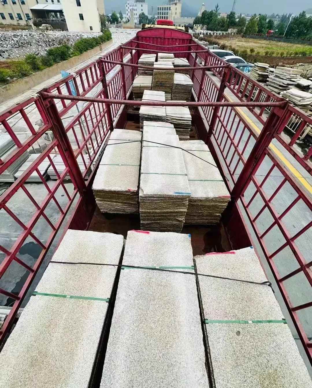 张家界 黄金麻花岗岩荔枝面，光面毛板装车完成