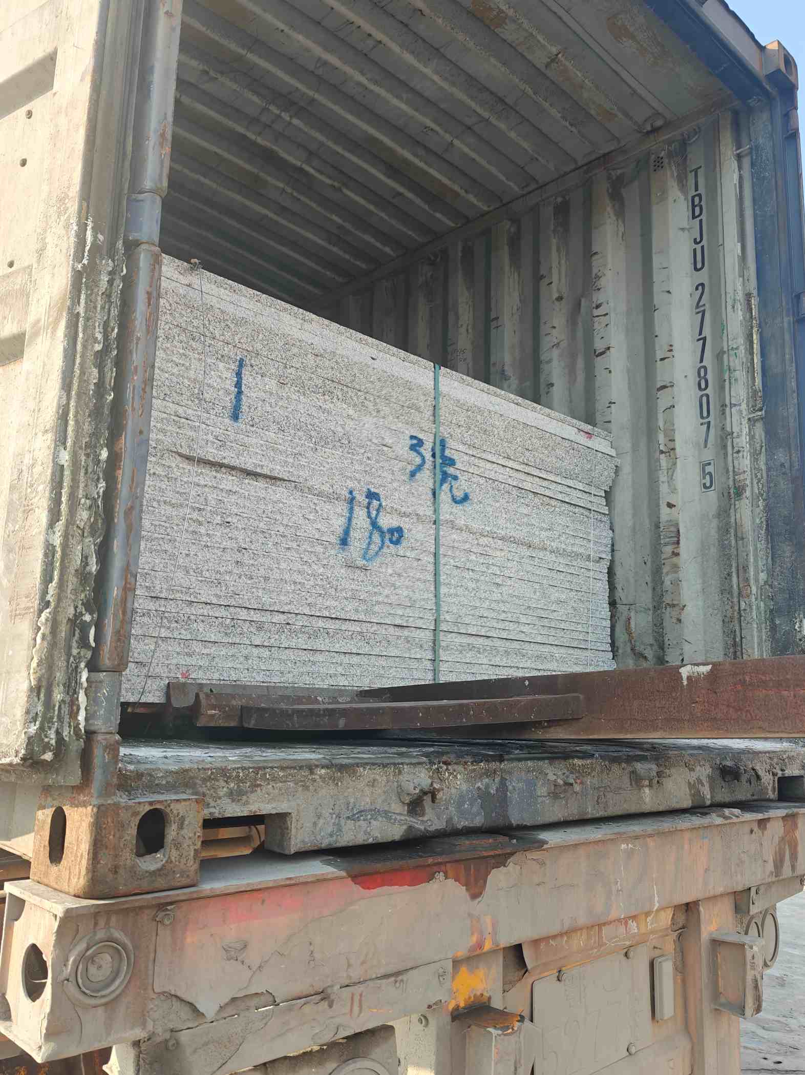 张家界 芝麻白花岗岩石材3.0公分光面毛板装柜出货