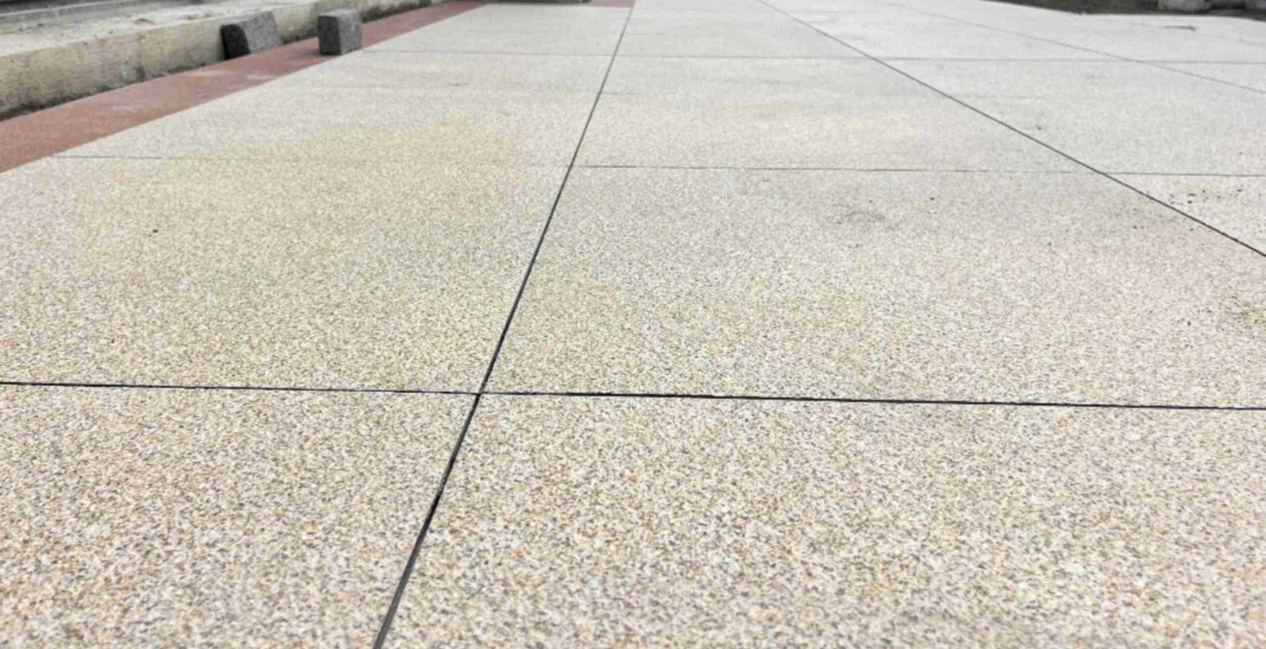 张家界 黄金麻花岗岩石板材荔枝面地面铺装效果