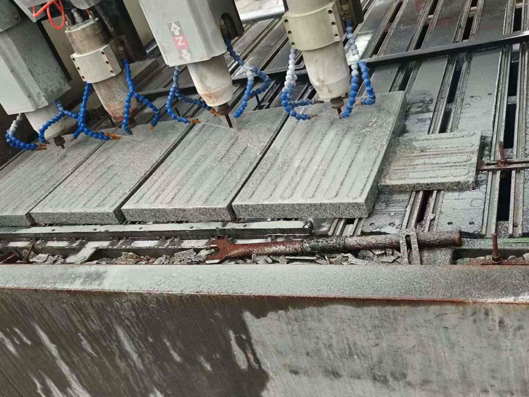 张家界 芝麻白花岗岩荔枝面盲道雕刻