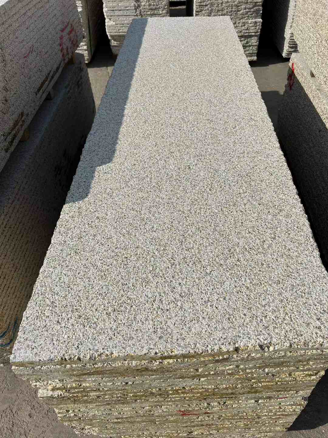 张家界 黄金麻花岗岩荔枝面毛板，半成品