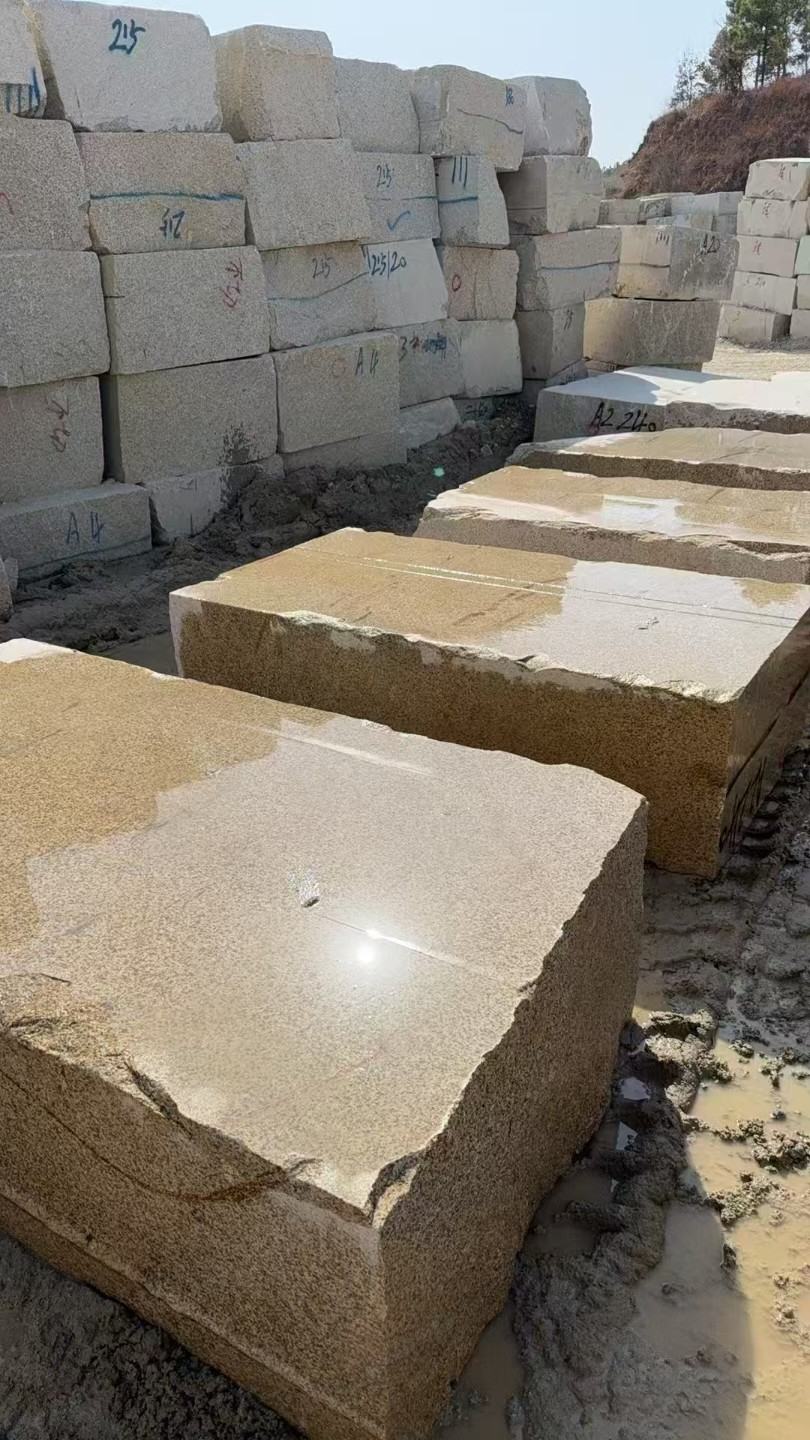 张家界 黄金麻方料堆场洗料分选中，原材料充足