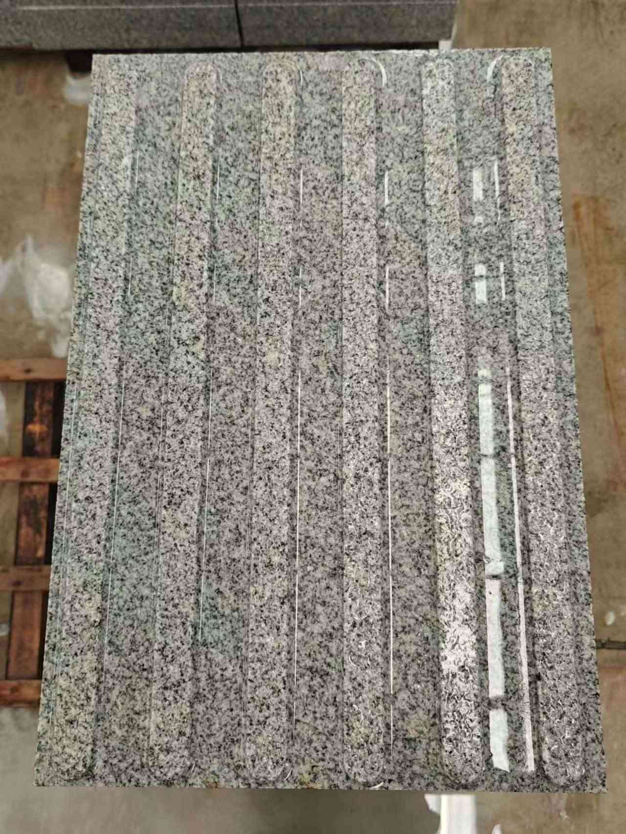 张家界 芝麻白花岗岩荔枝面雕刻盲道，盲条