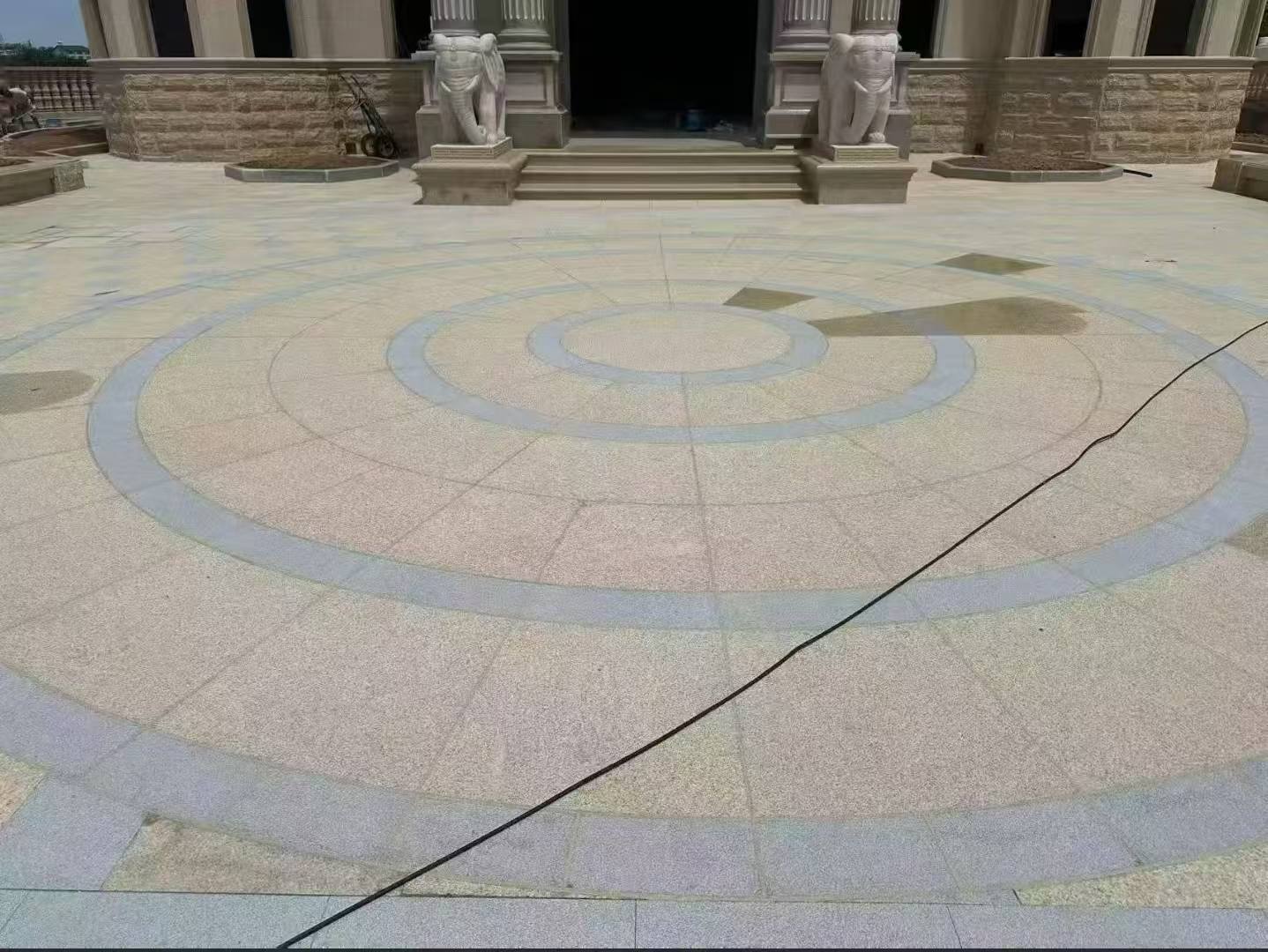 张家界 黄金麻芝麻灰花岗岩石材地铺拼接效果