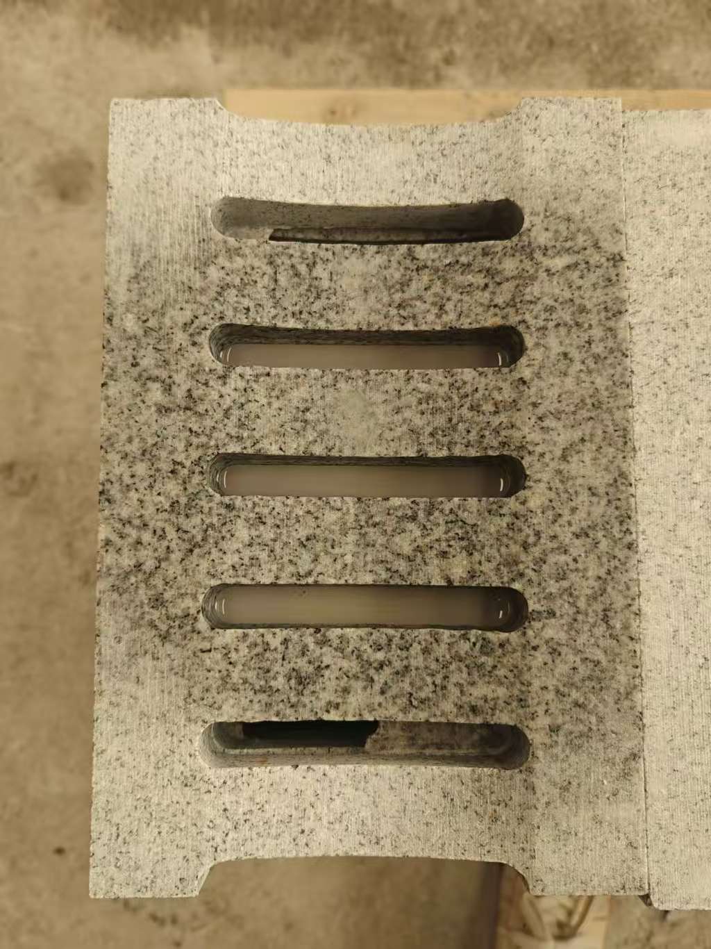 张家界 芝麻白拉丝面花岗岩U型开槽排水槽