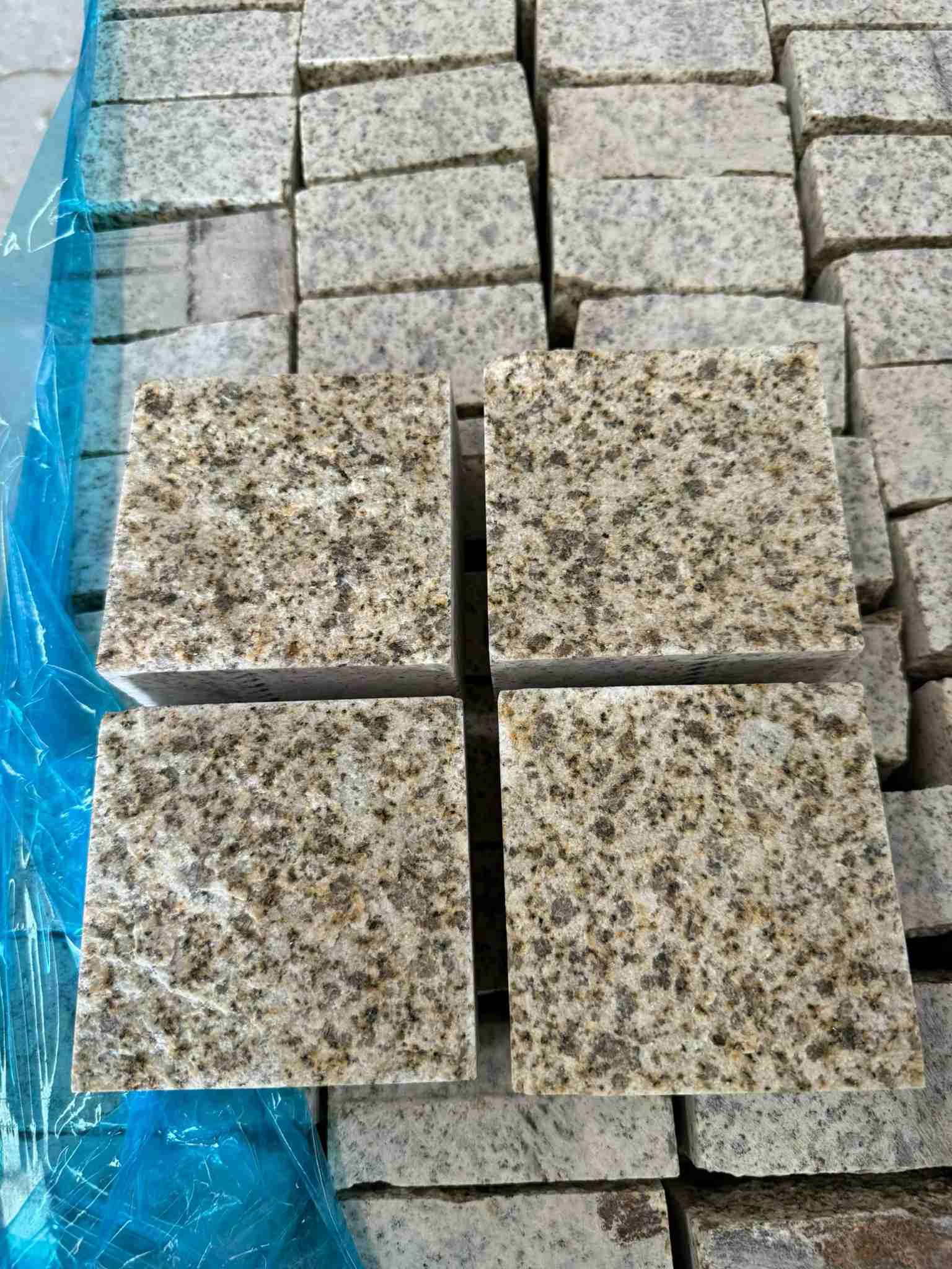 张家界 黄金麻花岗岩自然面小方块，弹石，马蹄石等