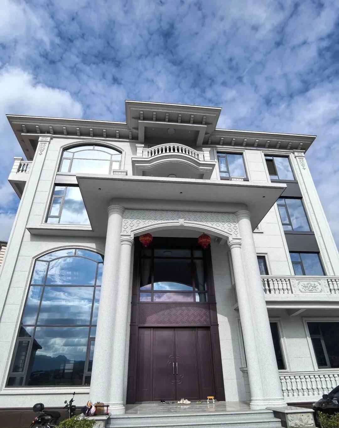 张家界白麻别墅外墙干挂石材效果示例