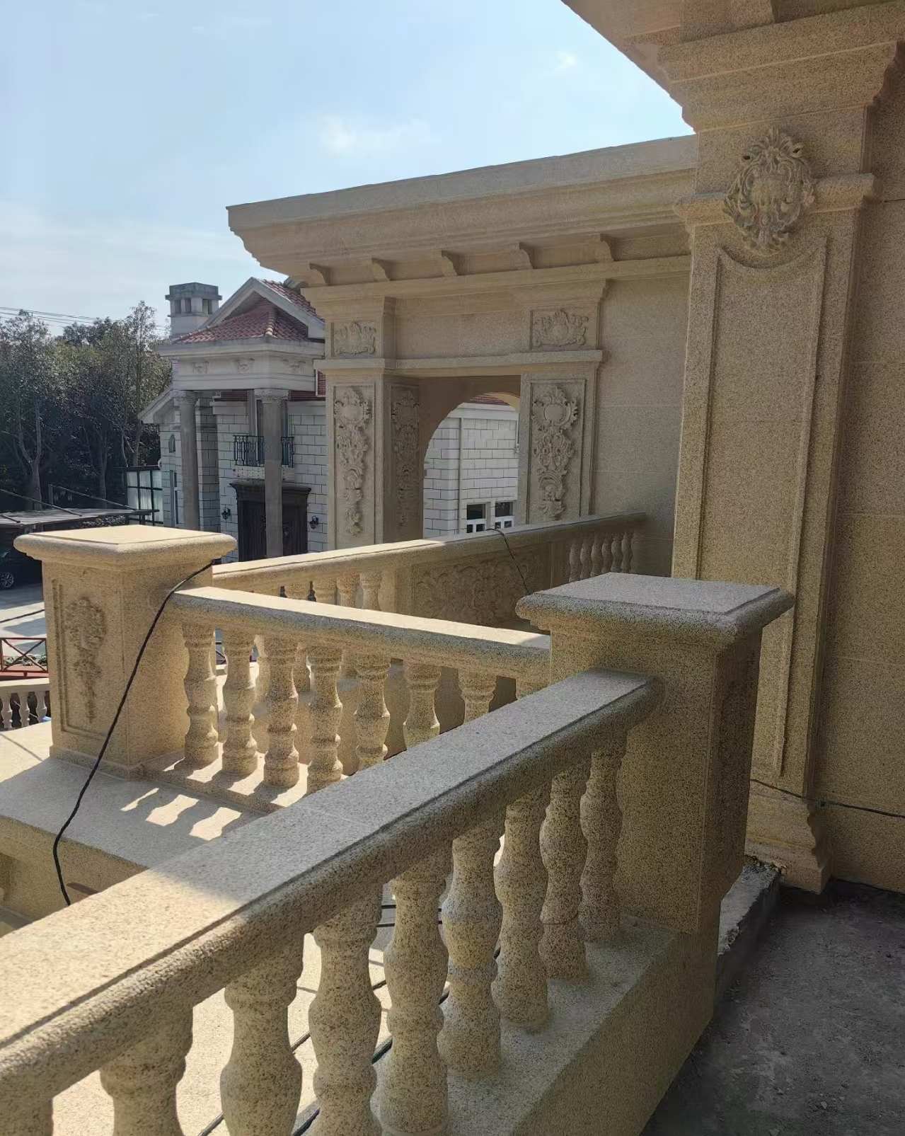 张家界 黄金麻别墅外墙干挂雕花配合阳台栏杆花瓶柱