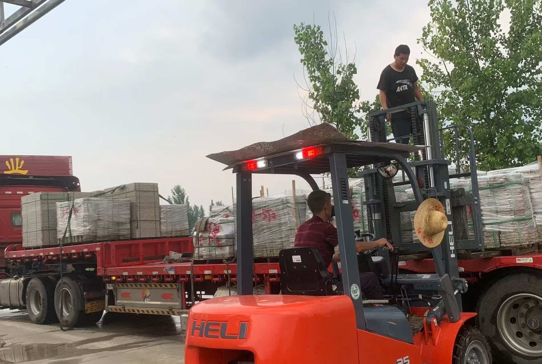 张家界 黄金麻冰裂纹，地铺石装车