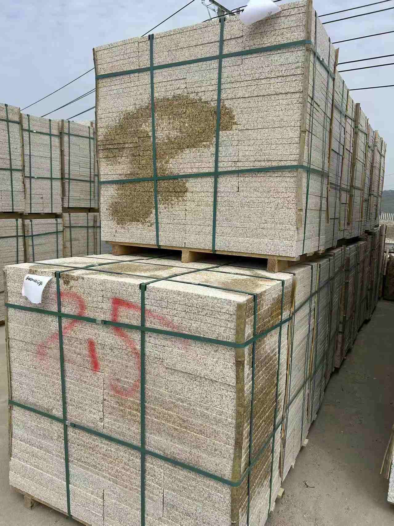 张家界 黄金麻花岗岩石材荔枝面地铺石2.5*300*600