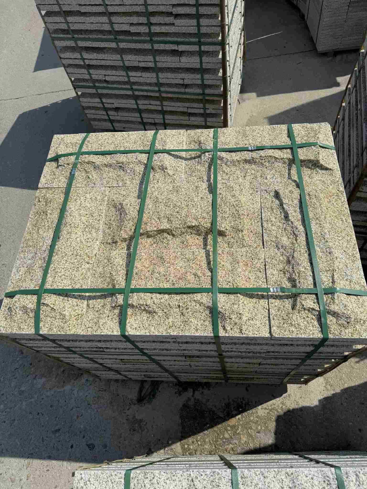 张家界 黄金麻花岗岩石材自然面蘑菇石成品