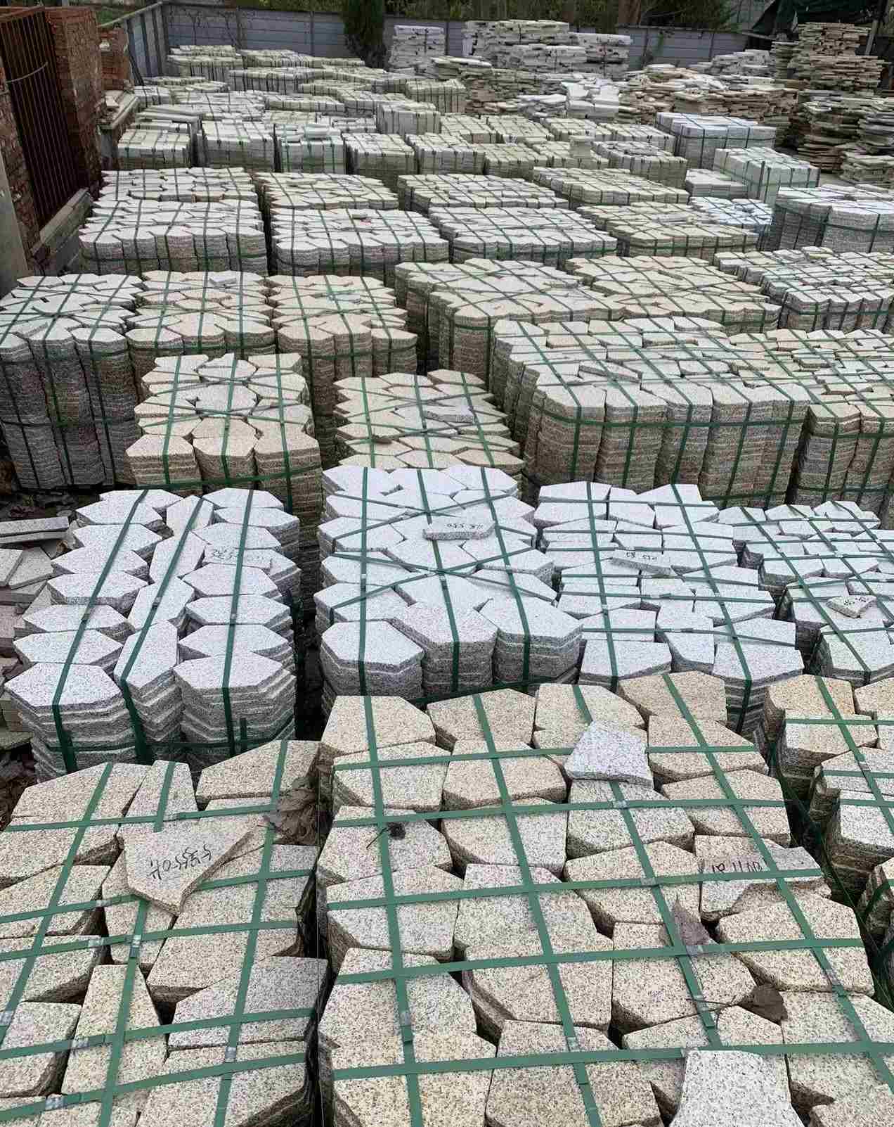 张家界 黄金麻白麻花岗岩荔枝面地铺石(冰裂纹)