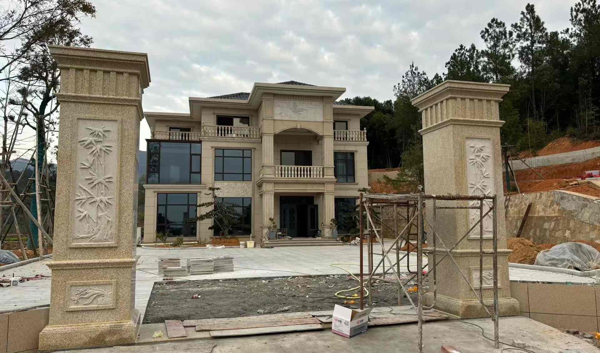 张家界 黄金麻花岗岩别墅雕花外墙干挂配上门口雕花罗马柱