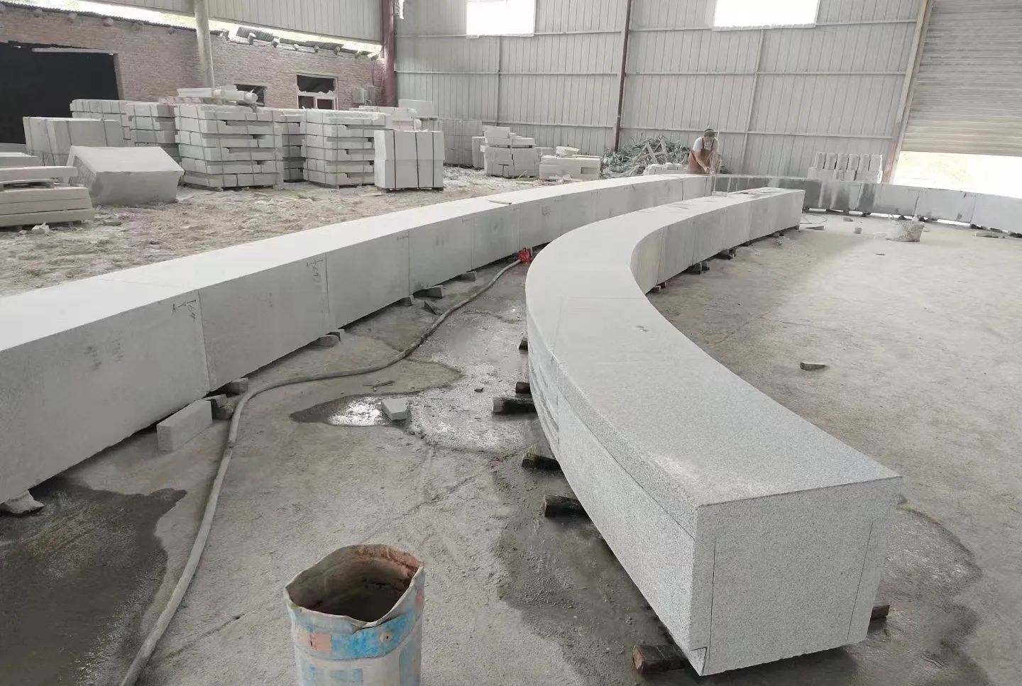 张家界芝麻白花岗岩石板材 园林光面弧形坐凳