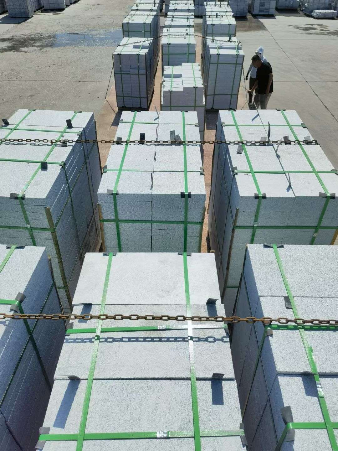 张家界 芝麻白花岗岩5公分地铺石 花岗岩厂家工厂装车日常