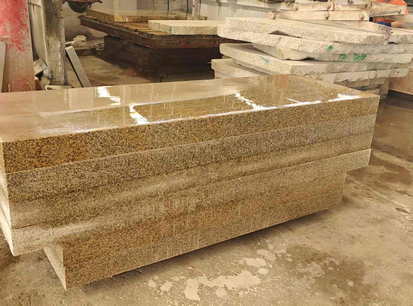 张家界 黄金麻栏杆料半成品加工中